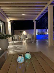um pátio com uma mesa e cadeiras num quarto em Villa Nawel Piscine privée et chauffée sans vis-à-vis em Agadir
