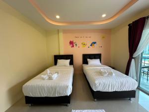 Postel nebo postele na pokoji v ubytování พัชรี รีสอร์ท ภูเก็ต Patcharee Resort Phuket