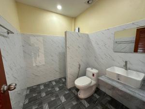 Koupelna v ubytování พัชรี รีสอร์ท ภูเก็ต Patcharee Resort Phuket