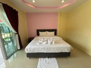 Postel nebo postele na pokoji v ubytování พัชรี รีสอร์ท ภูเก็ต Patcharee Resort Phuket