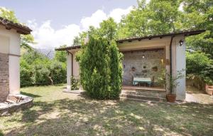 uma casa com um jardim com um banco num quintal em Gelsomino em Morano Calabro