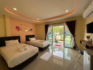 Postel nebo postele na pokoji v ubytování พัชรี รีสอร์ท ภูเก็ต Patcharee Resort Phuket