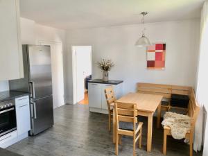 een keuken en eetkamer met een tafel en een koelkast bij Ferienwohnung Sonnenblick in Amerang