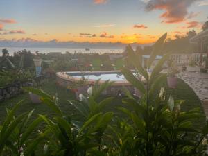 - une vue sur le coucher de soleil depuis l'arrière-cour d'une maison dans l'établissement Bellevue Raiatea, à Uturoa