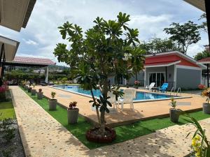 Bazén v ubytování พัชรี รีสอร์ท ภูเก็ต Patcharee Resort Phuket nebo v jeho okolí