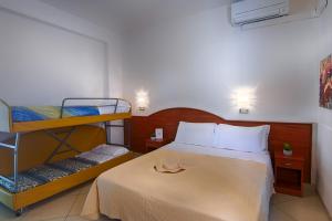 1 dormitorio con 1 cama y 1 litera en Hotel Euro, en Bellaria-Igea Marina