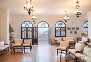 Golden Sun Hotel Patmos的休息区