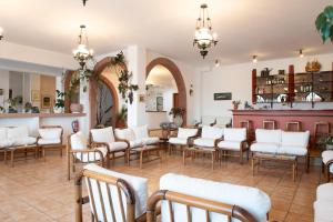 Golden Sun Hotel Patmos的休息区