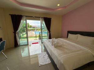 Postel nebo postele na pokoji v ubytování พัชรี รีสอร์ท ภูเก็ต Patcharee Resort Phuket