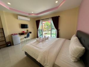 Postel nebo postele na pokoji v ubytování พัชรี รีสอร์ท ภูเก็ต Patcharee Resort Phuket