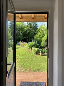 d'une porte ouverte avec vue sur le jardin. dans l'établissement La Casa del Sole, à Corvara in Badia