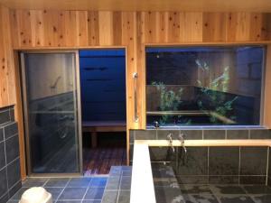 ein Badezimmer mit einer Dusche und einem Aquarium in der Unterkunft Awajishima dog stay,YAGI - Vacation STAY 93054v in Minamiawaji