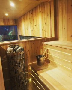 un interior de una sauna con un cubo de basura en Awajishima dog stay,YAGI - Vacation STAY 93054v, en Minamiawaji