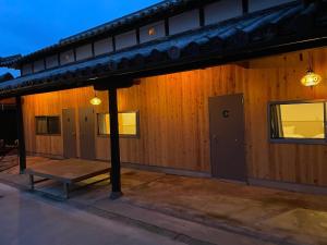 un edificio de madera con un banco delante de él en Awajishima dog stay,YAGI - Vacation STAY 93054v en Minamiawaji