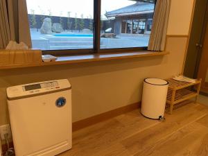 una lavatrice in una stanza con finestra di Awajishima dog stay,YAGI - Vacation STAY 93054v a Minamiawaji