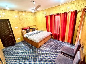 Un dormitorio con una cama y una cortina roja. en Highway Heaven, en Srinagar