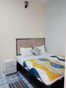 a bedroom with a bed with a bed sidx sidx sidx at Goroomgo Rainbow Residency Varanasi Near By Assi Ghat River - Excellent Service in Varanasi