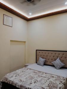 sypialnia z dużym łóżkiem w pokoju w obiekcie Goroomgo Rainbow Residency Varanasi Near By Assi Ghat River - Excellent Service w mieście Waranasi
