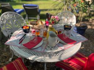 una mesa con un plato de comida. en Chambre BELEM - MAS SAINT LOUIS, en Aigues-Mortes
