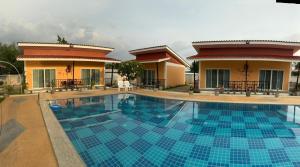 Bazén v ubytování พัชรี รีสอร์ท ภูเก็ต Patcharee Resort Phuket nebo v jeho okolí