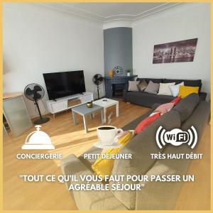 un salon avec un canapé et une télévision dans l'établissement Séjour Perpignan à 20 minutes de l'Espagne avec petit-déjeuner à la demande à Les Lumineuses du Palais des Rois de Majorque, à Perpignan