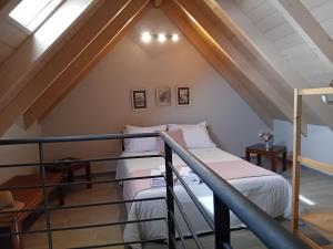 ein Schlafzimmer mit einem Etagenbett im Dachgeschoss in der Unterkunft Spedion Kefallonia in Pesádha