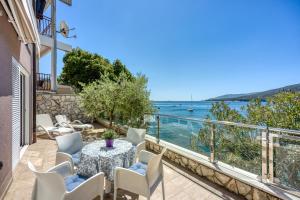 d'un balcon avec une table et des chaises et une vue sur l'eau. dans l'établissement Portalbona Apartments - Apartment 6, à Rabac