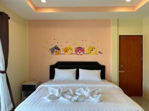 Postel nebo postele na pokoji v ubytování พัชรี รีสอร์ท ภูเก็ต Patcharee Resort Phuket