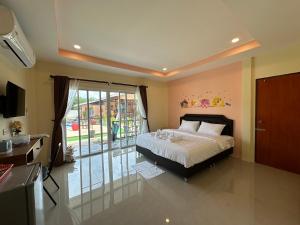 Postel nebo postele na pokoji v ubytování พัชรี รีสอร์ท ภูเก็ต Patcharee Resort Phuket
