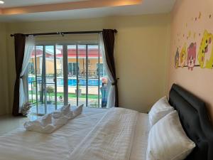 Postel nebo postele na pokoji v ubytování พัชรี รีสอร์ท ภูเก็ต Patcharee Resort Phuket