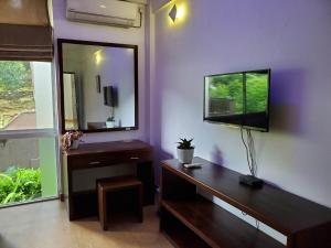 a room with a desk and a mirror at Royal Restaurant in Warakapola