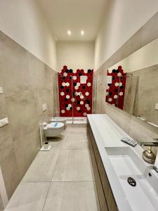 łazienka z toaletą i umywalką w obiekcie Suite Madoneta w Wenecji
