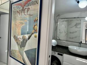 baño con póster de un juego de la NBA en Skol Apartments Marbella, en Marbella