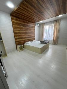 ChimbaylykにあるДача Чимбойликの木製の天井の客室で、ベッドルーム1室(ベッド1台付)