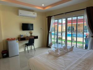 Postel nebo postele na pokoji v ubytování พัชรี รีสอร์ท ภูเก็ต Patcharee Resort Phuket