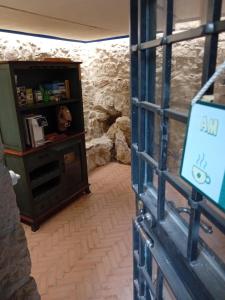 una puerta a una habitación con una pared de piedra en Holiday house "Pietra viva", en Castelnuovo Parano