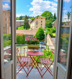 patio con mesa y sillas en el balcón en Casa Gregis - Museums Area - 10 min walk to Upper town en Bergamo