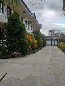 una pasarela junto a un edificio con una valla en golden anchor lodge, en Corón