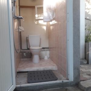 La salle de bains est pourvue de toilettes et d'une cabine de douche. dans l'établissement Deux tentes confortables dans un joli jardin idéalement situé, à Sète