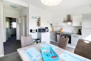 eine Küche mit Tisch und Stühlen in einem Zimmer in der Unterkunft Ferienhaus Achterwasser in Lütow