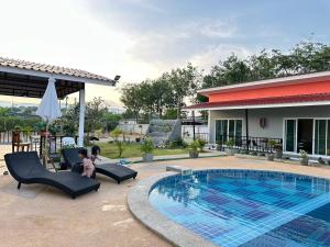 Bazén v ubytování พัชรี รีสอร์ท ภูเก็ต Patcharee Resort Phuket nebo v jeho okolí