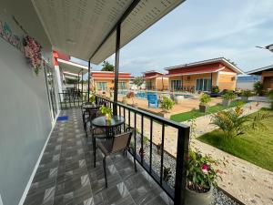 Bazén v ubytování พัชรี รีสอร์ท ภูเก็ต Patcharee Resort Phuket nebo v jeho okolí