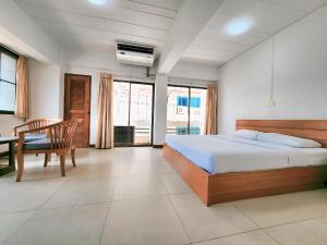 Postel nebo postele na pokoji v ubytování Siam Palace Hotel