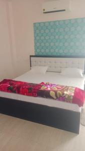 a bed in a room with at Goroomgo Gautam Garden Varanasi - Best Location & Parking Facilities in Varanasi