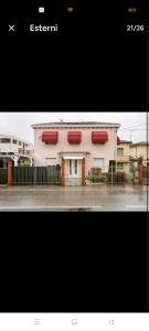 una imagen de un edificio blanco con ventanas rojas en Casa Regina, en Oriago Di Mira