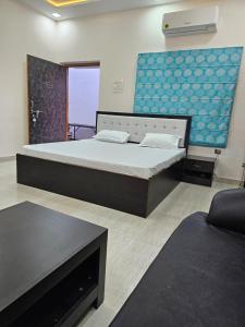 Goroomgo Gautam Garden Varanasi - Best Location & Parking Facilities في فاراناسي: غرفة نوم بسرير كبير في غرفة