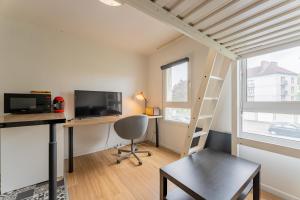 een kleine kamer met een bureau en een ladder bij Studio Confortable avec Parking gratuit dans la rue - Quelques pas de la gare, cuisine, WIFI in Arras