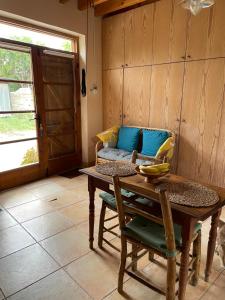 ein Wohnzimmer mit einem Tisch und einem Sofa in der Unterkunft Avli-the courtyard in Nikosia