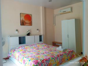 - une chambre avec un lit et un miroir dans l'établissement Belinda Home, à Ko Sichang