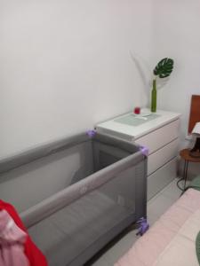 - une chambre avec un cadre de lit et une table avec une plante dans l'établissement FLAMING CB, à Cullera